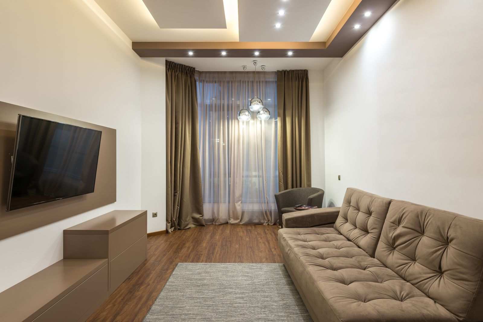 Lubos su LED kontūru ir taškiniais šviestuvais svetainėje