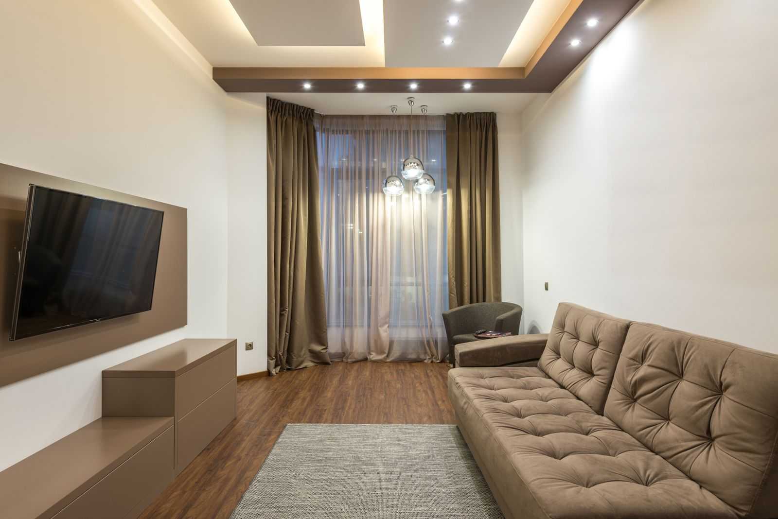 Lubos su LED kontūru ir taškiniais šviestuvais svetainėje